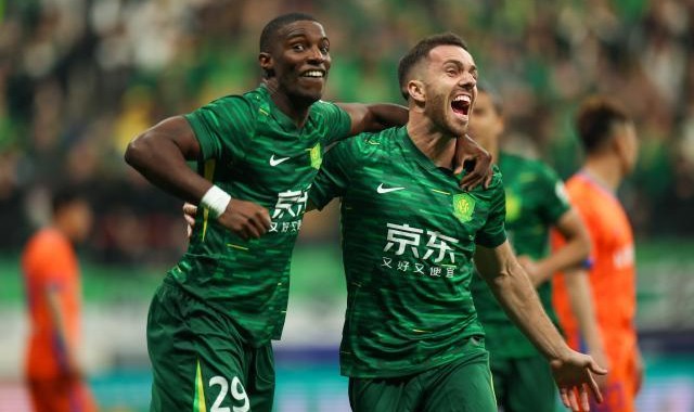 【中超】1场3红！法比奥双响 10人国安6比1胜9人泰山