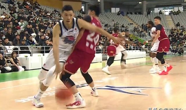 开云移动端-李悦洲登场9分钟4犯规惹争议 媒体人：在一队得虚心一点 光耍帅不行