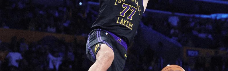 双手爆扣！NBA官方晒出东契奇今日双手飞扣照：微笑的卢卡