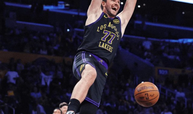 双手爆扣！NBA官方晒出东契奇今日双手飞扣照：微笑的卢卡